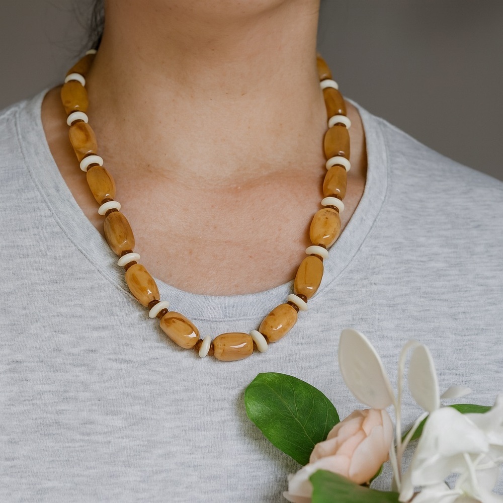 Trifari Vintage Marbled Caramel Cream Lucite Beaded Necklace - Picture 2 of 6